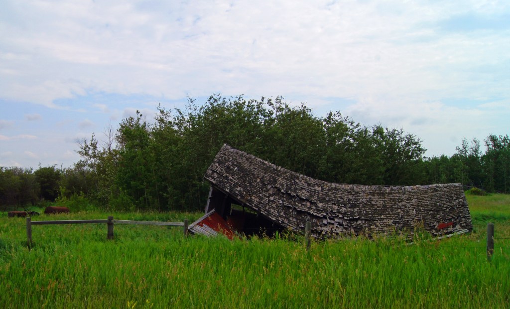 Tired Barn in Bezanson AB